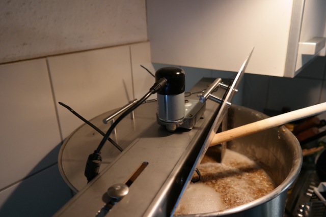 Auf zur 2. Verzuckerungs-Rast (78°). Saschas Rührwerk leistet seinen Beitrag.