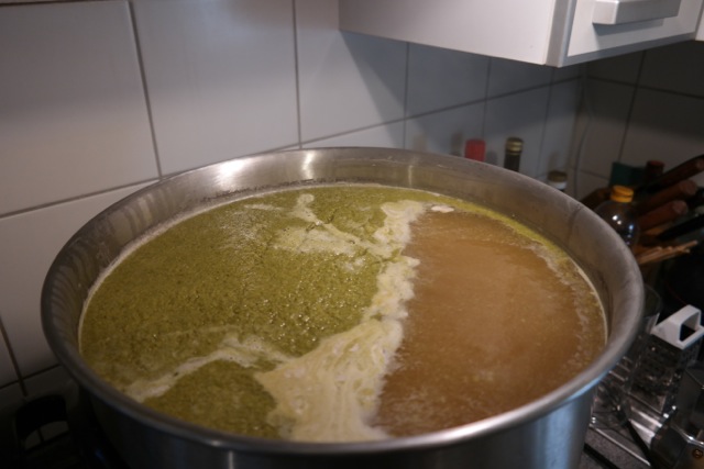 Hopfenkochen. Der Profi Cook zeigt zwar keine 100 ° an, aber am sieht das der Topfinhalt schön umgewältzt wird. Ich schätze das passt schon.