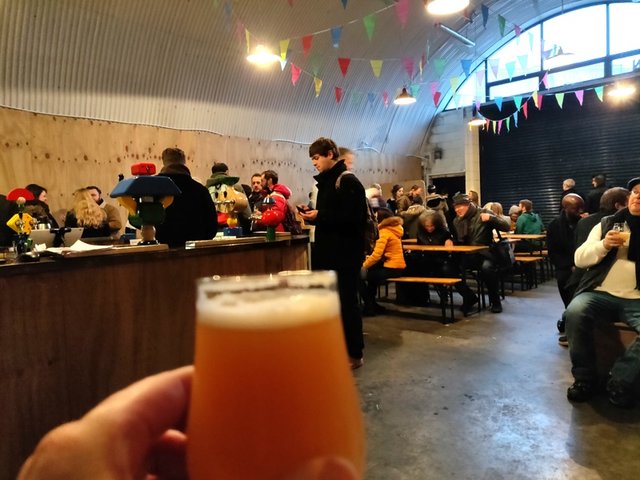 Das ist Partizan Brewing. Eigentlich relativ groß und gemütlich mit genug Sitzplätzen. Die Musik ist nicht meins, aber auch nicht so laut, dass das stören würde. Das bier ist ihr DIPA, das eher in die New England Richtung geht. Sehr mineralisch Mal wieder, aber nichtsdestotrotz sehr lecker!