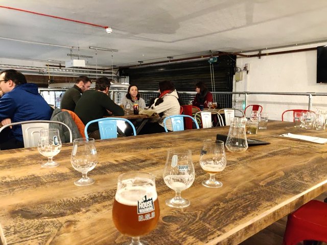 Mein Platz mit Überblick über Fourpour und mein Bier. Danach geht eins noch, dann werde ich mal die  ausgefallenen Kollegen im Appartement wieder einsammeln. Vielleicht dann später am Abend noch ein Absacker im Pub ohne Berichterstattung...