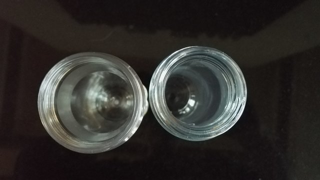 Die Durchmesser von Petling und Glas sind fast identisch. Vielleicht wirkt es nicht ganz so, weil ich den Petlin in einen Kerzenlichthalter gestellt habe, damit er nicht umfällt, und der schimmert etwas größer durch