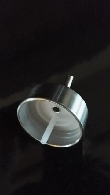 das Loch im Deckel müsste man verstopfen, vielleicht kann man da aber auch noch ein Kabel als Antennenverstärker o.ä. durchziehen
