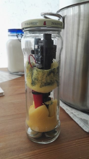 zwergenaufstand w.jpg (216.83 KiB) 8432 mal betrachtet Die iSpindel wurde im Spargelglas mit Reinigungsschwämmen "fixiert"