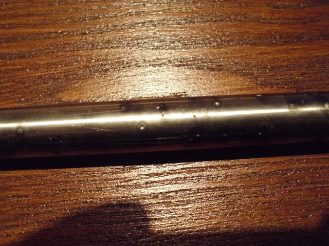 Rührwelle: Hier sind Die Löcher sehr gut zu erkennen. Größe ca. 0,5x0,5mm  und mindestens genauso tief. Rundherum ein dunkler Hof um die Löcher!