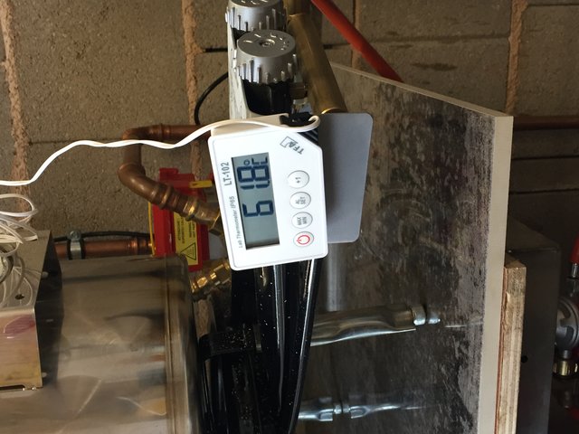 Zur Temperaturregelung habe ich einen zusätzlichen digitalen Temperaturfühler verwendet. Ist einfach genauer als die Analoge Anzeige