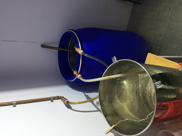 Meine Würzekühlung...Edelstahl Kühlspirale in einem 200L Eiswasserfass und von da direkt in den Gärbottich
