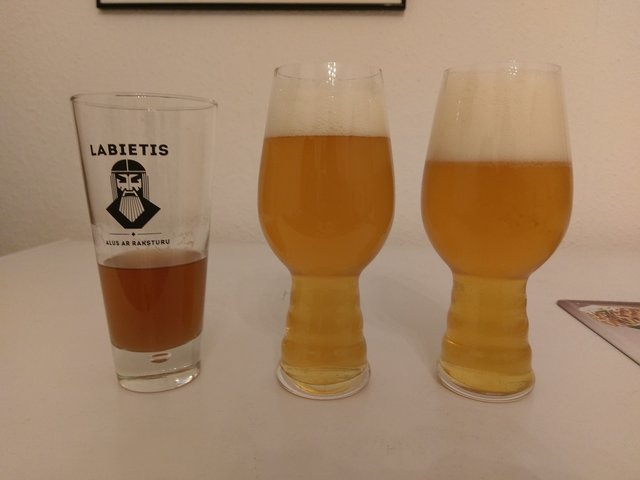 IMAG5255.jpg (346.74 KiB) 18124 mal betrachtet links 4 Tage alt, die anderen frisch gezapft.