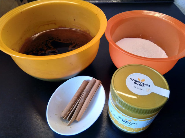 2019_03_29_Zutaten.jpeg (151.35 KiB) 10606 mal betrachtet "Coldsteep" Röstmalz, Lactose, Zimt, lokaler Honig