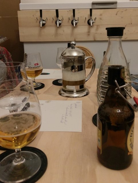 der Verkostungstisch (das eine Bier wurde leider zu stark schäumend in die Kanne gegeben wie man sieht)