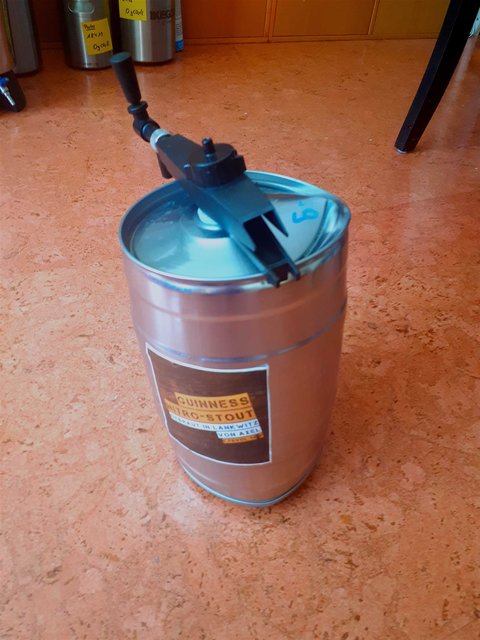 Deformiertes Partyfass