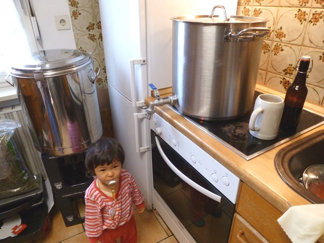 Erstmal das Wasser erhitzen für den Hauptguss. Und meine kleine Brauhelferin ist natürlich auch schon mit dabei.