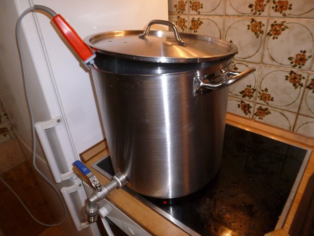Würzekochen mit etwas Unterstützung. Für einen 36 cm-Topf hält das Ceranfeld lt. Miele bis zu 50 Kg aus. Eine Isolierung für den Topf kommt noch.