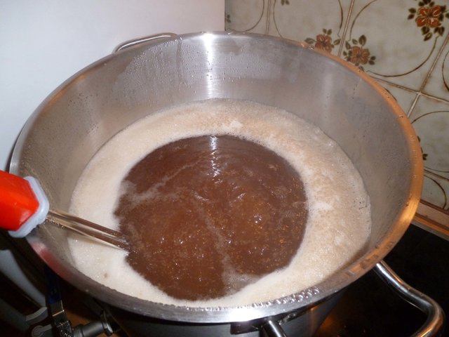 Schön sprudelnd kocht die Würze.