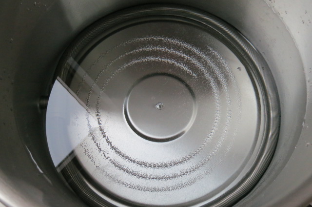 Der neue Kocher. Gut sichtbar die Heizspiralen und die perfekt eingepasste, wie gekauft Läuterhexe :-) Das Wasser wird auf Einmaischtemperatur gebracht.