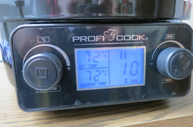 Ich bin doch sehr überrascht wie gut der Profi Cook die Temperatur regelt und hält. Und der Zeitzähler war sehr hilfreich. Mein alter Einkochtopf hat beim letzten Hopfenkochen wohl eine Heizspirale verloren, zog nur noch 900W von den angegeben 2000W.