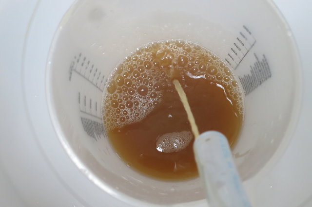 Die ersten 2 Liter beim Läutern habe ich oben wieder drauf gegeben. Eigentlich war nur der erste Liter etwas trüb! Die Läuterhexe arbeitet super! Der Hahn war ca 50% geöffnet. Es lief gut durch und nach ca 40 Minuten war mit 9l Nachguss alles gegessen. Kein Vergleich mit den Tüchern oder dem selbstgebauten Läuterbottich.