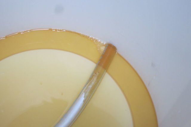 Da ich irgendwo mal gelesen habe, das bis nach dem Hopfen kochen sowenig wie möglich Sauerstoff dem Sud zugeführt werden soll, schön mit dem Schlauch bis zum Boden den Sud geläutert.