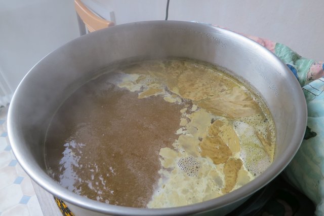 Hopfen kocht. 1. von 3 Hopfen beigaben. Der Kessel ist noch gut gefüllt!