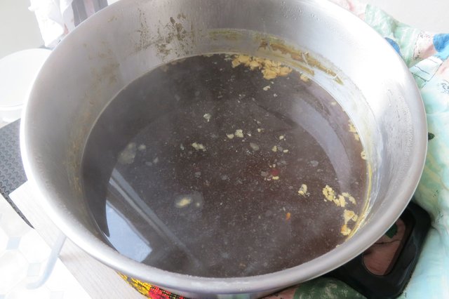Nach 90 Minuten Kochen, der Pegel ist etwas gesunken. Ich brauchte aber nur mit 1 Liter Wasser auffüllen. Dies habe ich mit Eis getan um schneller abzukühlen. Danach gings noch ne Stunde in die Badewanne zum abkühlen!