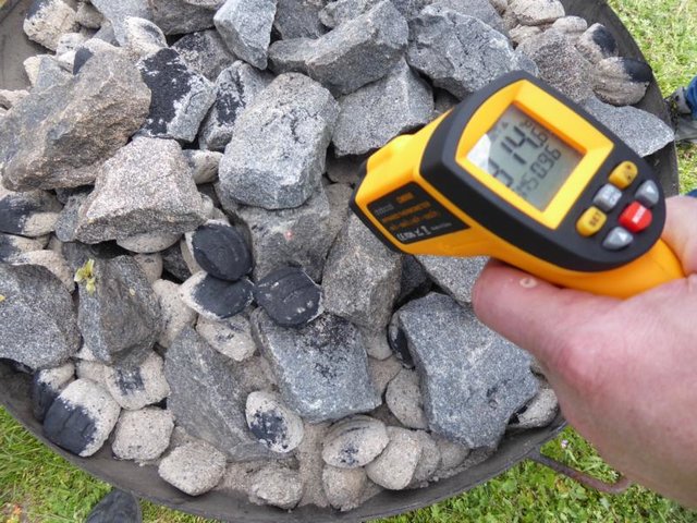 Die Oberflächentemperatur der Steine liegt zwischen 300 und 650°C