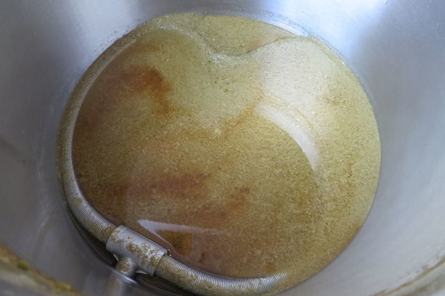 Bleibt immer soviel Flüssigkeit zurück nach dem Wirlpool zurück? Ich habe das Jungbier aber noch durch ein Tuch gefiltert um auch wirklich allen Hopfen zu Filtern. Ist das eine schlechte Idee?