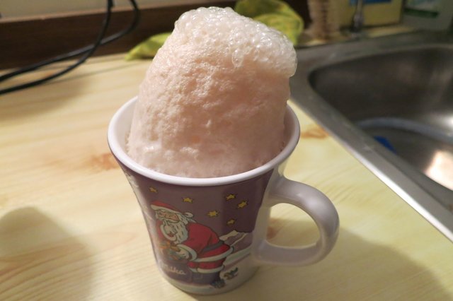 Habe die Hefe mit abgekochten Zuckerwasser angestellt. War zwischendurch mal etwas Kuchen essen :-)