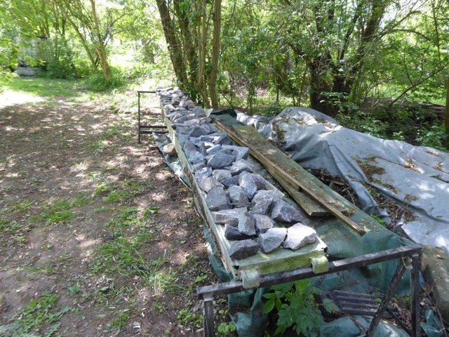 100 kg Granit zur Trocknung und Reinigung ausgebreitet.