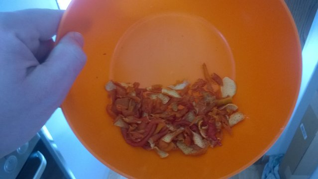 So sah das ganze dann aus. Leider hab ich nur ein Foto von dem was über geblieben ist. Die Koriandersamen hab ich einfach in ne Tüte gepackt und bin mit dem Nudelholz mit aller Gewalt drüber, hat zwar ne Zeit gedauert, aber ich glaube das Ergebniss war ok. Also wenn das Wit was wird dann bekommt meine Freundin als nächstes einen Mörser geschenkt. =)