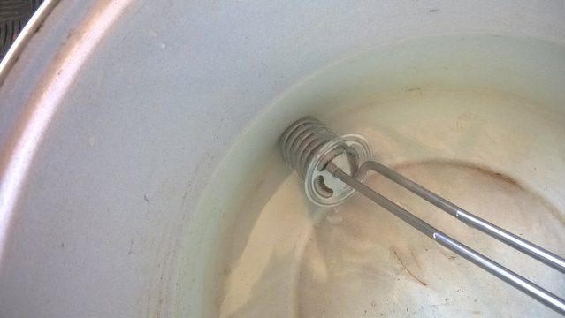 Den Tauchsieder hab ich da er neu ist ein paar mal ordentlich Wasser kochen lassen, bevor er sich an der Würze austoben durfte. Kann ja alles mögliche noch drann sein.