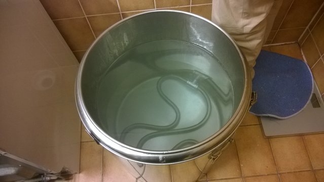Der 80l Thermoport mit Läuterhexe 1800 bereit zum ersten Einsatz. Bei mir aus der Leitung kommt das Wasser mit 55°C davon haben wir dann 55l abgefüllt. Und mit +- 5l kochendem Wasser auf 58°C gebracht.
