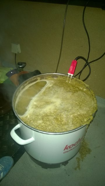 Hier ein Bild vom Würze kochen, welches von den 3 mal ich da jetzt fotografiert habe weiß ich nicht mehr so genau. Hat aber so ähnlich jedes mal ausgesehen, trotz der kalten Temperaturen war der Tauchsieder eigentlich die meiste Zeit aus. Da er binnen Sekunden zu einem derart wallenden Kochen geführt hat das alles aus dem Topf geflogen ist. Ich hab ihn trotzdem immer mal wieder eingesteckt ganz kurz eingesteckt, hab da doch bischen Angst vor DMS. Das gibt sich vlt. wenn ich mal mehr Sude hinter mir habe.