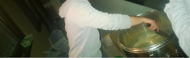 Auf dem Bild sieht man wie ich den Treber einschneide, wir haben nachdem der Einkocher wieder belegt war noch ein paar mal Wasser mit dem Einkocher warm gemacht und rein gekippt. Im nachhinein hab ich mir dann gedacht ob das wirklich die beste Idee war ich entsinne mich mal gelesen zu haben das man Nachgüsse auch einfach kalt geben kann. Das Einschneiden hab ich hauptsächlich gemacht weil ich das mal machen wollte, für die Ausbeute war es bestimmt auch nicht schlecht :).