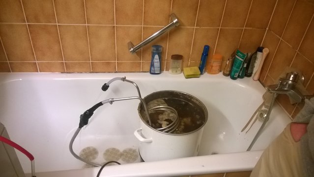 Den Kühler habe ich mir wie bei den ersten Suden wieder ausgeliehen. Leider waren diesmal keine Schläuche dabei also musste improvisiert werden. Übernacht abkühlen wäre dann natürlich die Alternative gewesen aber wenn ich schon son Teil da habe.