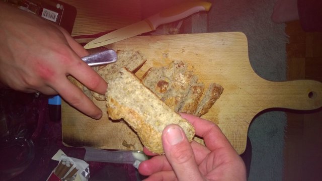 Dann gabs erstmal Treberbrote mit Butter, war sau lecker. 5 Leute haben 2,5kg Teig verspeißt, ich denke das spricht für das Brot, vor allem der Koriander da drin war echt gut *daumenhoch*. Es wurde aber auch viel gearbeitet und getrunken da war der Hunger halt dementsprechend. Vielleicht wäre nicht so viel schief gegangen, wenn ich weniger getrunken hätte. Naja beim nächsten mal dann :).
