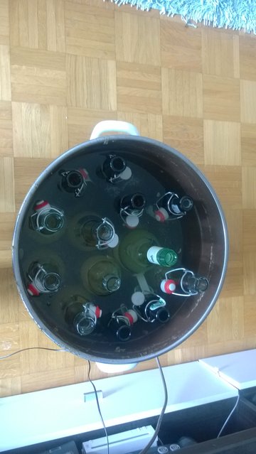 Hier koche ich noch die aufgehobene Würze ab. Sind 2,5l von der Starken und 1l von der Schwachen.