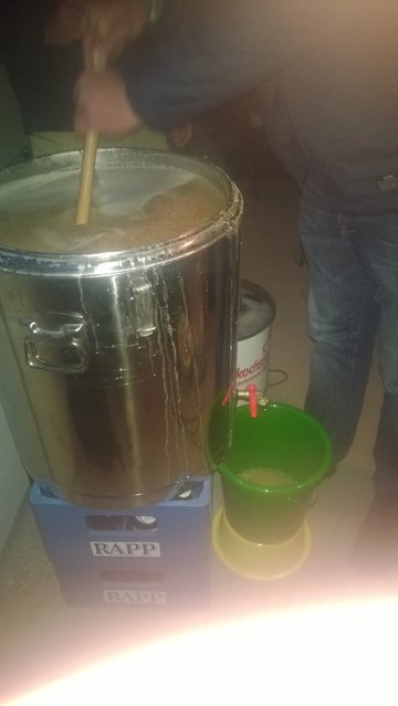 Hier sieht man wie wir die Läuterhexe bischen bewegen, hatte schon mehrfach gelesen das es sein kann das sie sich zu sehr zusetzt und das Risiko wollte ich nicht eingehen. Dazu musste erst ein bischen Würze abgelassen werden, da der Topf optimal ausgenutzt war. Ich denke es ist zu erkennen das es auch etwas Schwund gegeben hat ;). Ist aber nicht so schlimm mein Balkon hat einen Ablauf :P.