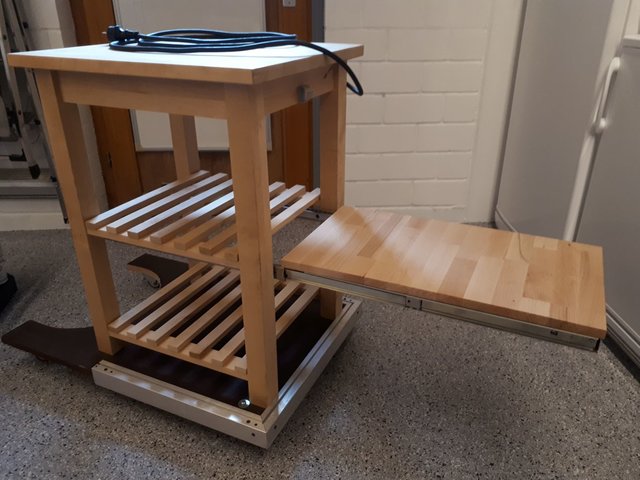 Brautisch 03.jpg (187.86 KiB) 23638 mal betrachtet Mit ausziehbarer Arbeitsplatte