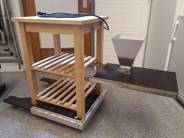 Brautisch 04.jpg (178.26 KiB) 23638 mal betrachtet Mit eingelegter Malzmühle