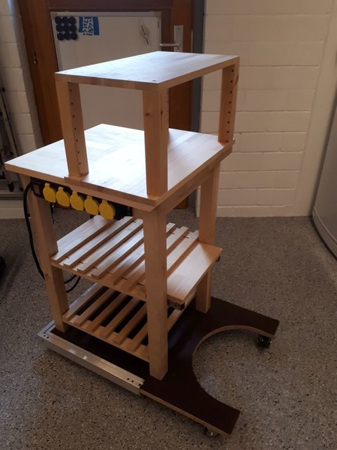 Brautisch 05.jpg (119.06 KiB) 23638 mal betrachtet Mit aufgesetztem Hocker