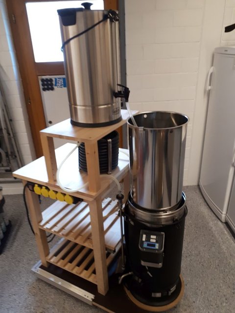 Brautisch 06.jpg (109.44 KiB) 24341 mal betrachtet Mit Nachgusserhitzer, Gegenstromkühler und Grainfather