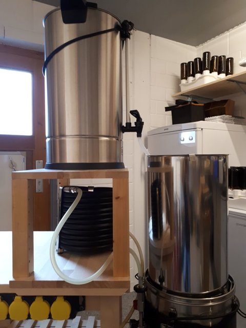 Brautisch 07.jpg (100.43 KiB) 24341 mal betrachtet Mit Nachgusserhitzer, Gegenstromkühler und Grainfather