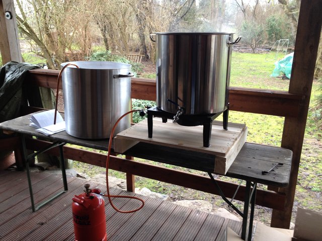 Das komplette Setup. Bestehend aus 70 l Maische/Läuterbottich; 100 l Würzekocher; 9,5 kw Gaskocher