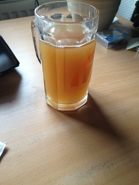 Ein Glas wurde natürlich noch probegetrunken. Der geschmack lässt sich schwer beschreiben, aber eine leichte Weizennote mit subtilen sauer-süßlichen nuancen und einem leicht herben abgang konnte ich schmecken. Ich hoffe das sich in den Flaschen noch eine ordentliche Kohlensäure entwickelt.