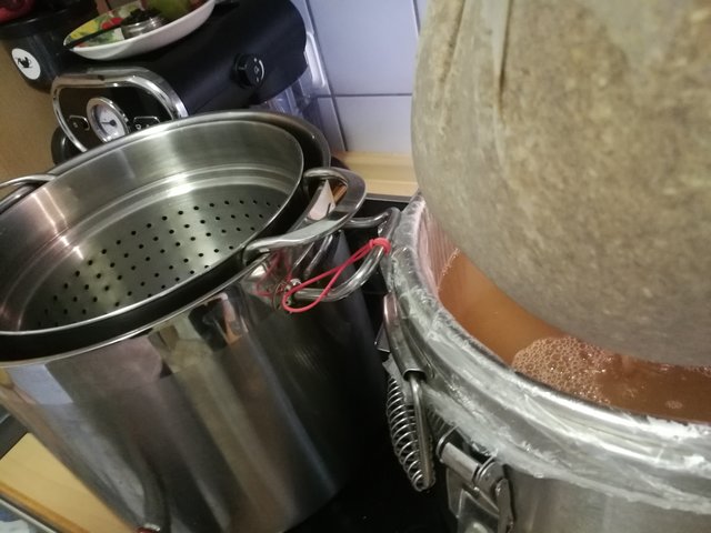Nudelsiebeinsatz aus Edelstahl erleichtert das Abmeischen, kaum ein Tropfen ist daneben gelaufen!