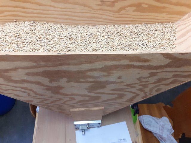 20191004_111803.jpg (542.14 KiB) 19286 mal betrachtet 7 kg PiMa und 1 kg WeiMa im Trichter der Mattmill.
