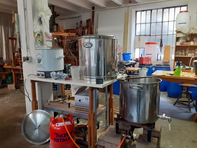 20191004_121521.jpg (717.69 KiB) 19201 mal betrachtet Die Anlage: 70l Thermoport und 70l Sudpfanne, damit sind reine Vorderwürze Biere möglich, Nachgüsse fallen also weg.