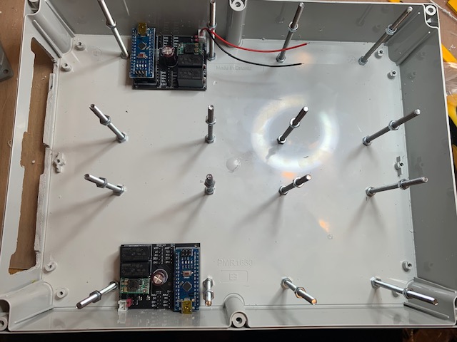 Lüftersteuerungen eingebaut und mit Heißkleber fixiert, die USB Ports der Arduinos wurden durch Langlöcher von außen erreichbar gemacht