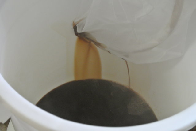 schöne schwarze Würze durch den Trubfilter