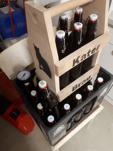 Die Ausbeute, 13,5l. Die Nachgärung ist mittlerweile bei 16° und 1,6bar angelangt. Braucht also nach ein bisschen...