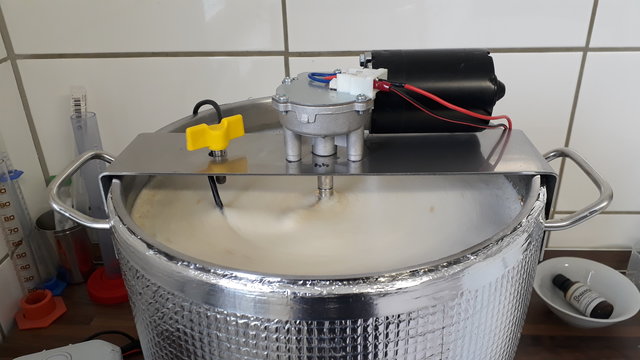 Meine Tauchhülse ist leider noch nicht da, aber man weiß sich zu helfen. Ich sehe gerade, die Eddingmarkierung muss noch vom Rührwerk weg. Das Rühwerk habe ich mit Hilfe von Kollegen aus Resten selbst gemacht. Bisschen biegen, bohren und sägen.